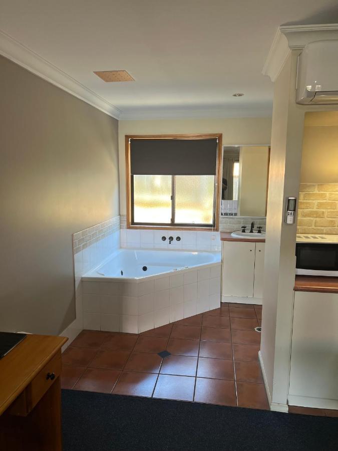Asters On James Motor Inn Toowoomba Ngoại thất bức ảnh